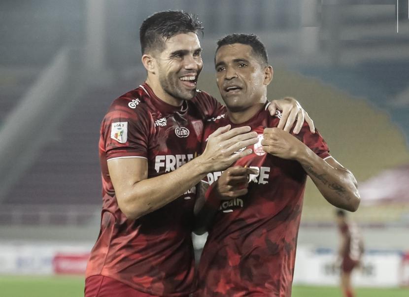 Striker Persis Solo Alaberto Goncaves (kanan) merayakan golnya ke gawang Persijap dalam lanjutan pertandingan Liga 2.