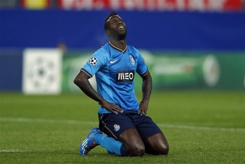 Striker Porto Varela terduduk kecewa setelah kepastian timnya tersingkir dari Liga Champions.