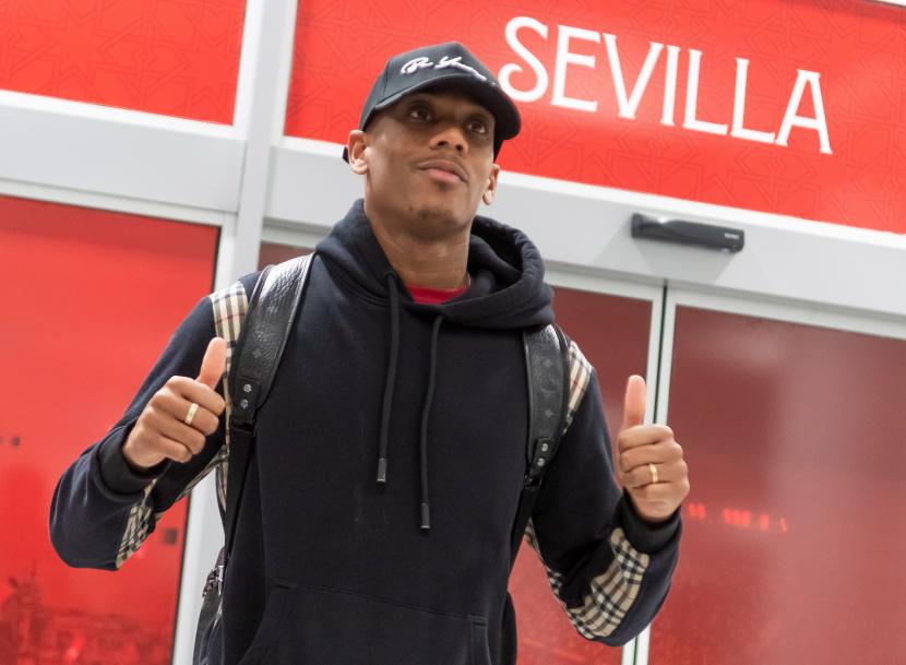 Striker Prancis Anthony Martial berpose untuk media setibanya di bandara Sevilla di Seville, Andalusia, Spanyol, 25 Januari 2021. Sevilla FC mencapai kesepakatan untuk menandatangani striker pinjaman Anthony Martial dari Manchester United hingga akhir musim ini. 