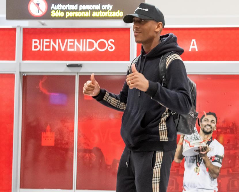 Striker Prancis Anthony Martial berpose untuk media setibanya di bandara Sevilla di Seville, Andalusia, Spanyol, 25 Januari 2021. Sevilla FC mencapai kesepakatan untuk menandatangani striker pinjaman Anthony Martial dari Manchester United hingga akhir musim ini. 