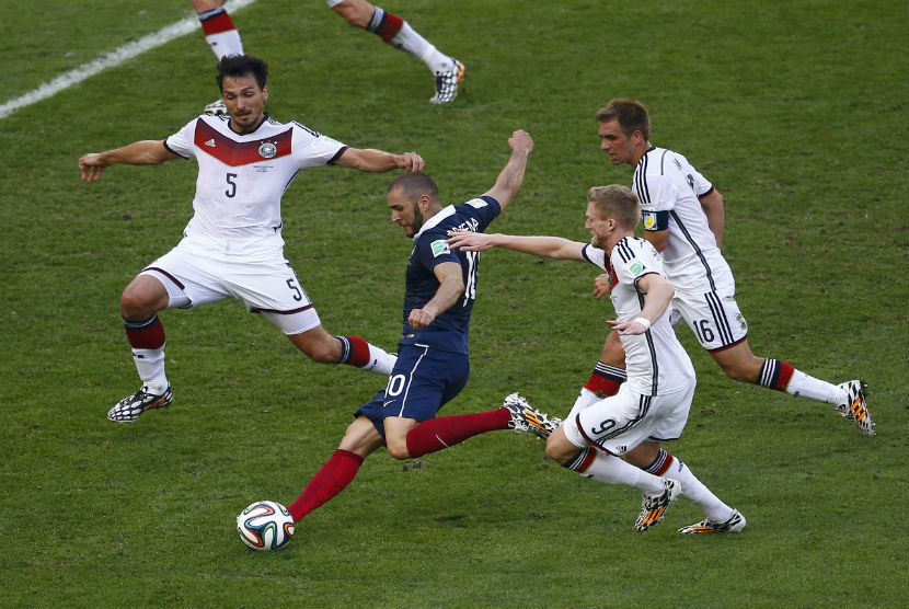 Striker Prancis, Karim Benzema (dua kiri), melepaskan tembakan di tengah kepungan pemain Jerman di laga perempat final Piala Dunia 2014 di Stadion Maracana, Rio de Janeiro, Jumat (4/7). 