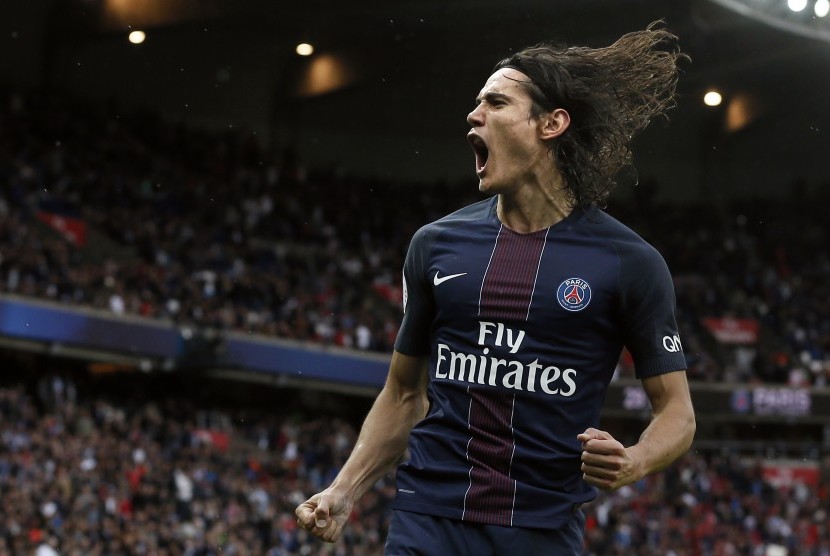 Striker PSG, Edinson Cavani merayakan golnya ke gawang Boerdoux pada laga lanjutan Ligue 1 di Parc des Princes, Sabtu (1/10). Cavani mencetak dua gol pada laga itu.