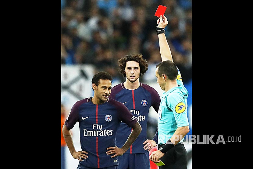 Striker PSG Neymar (kiri) diusir wasit Ruddy Buquet (kanan) pada pertandingan Ligue 1 Perancis antara  Olympique Marseille melawan Paris Saint-Germain di Velodrome stadium, Marseille.