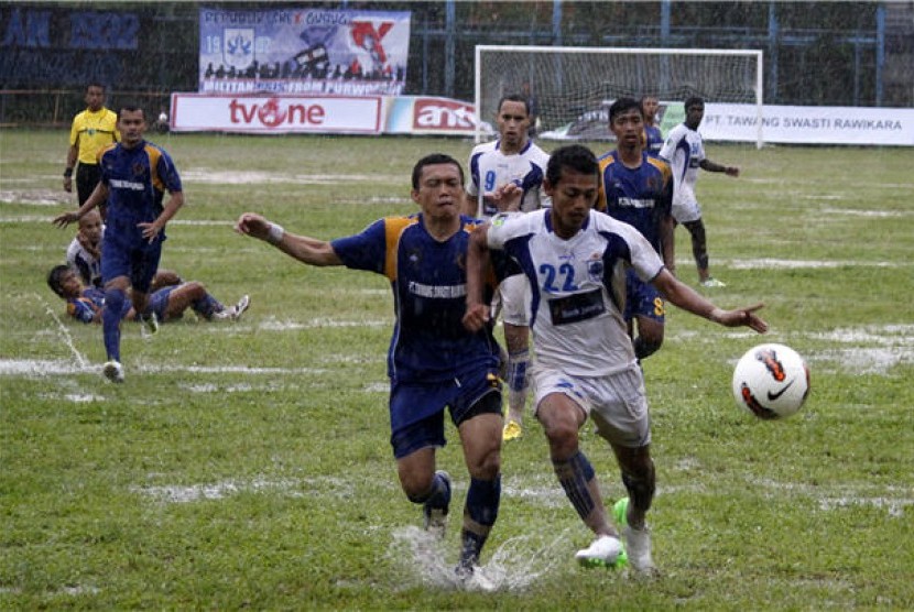  Striker PSIS, Heri Nur Yulianto (kanan), berebut bola dengan pemain belakang, Persikad, Guntur Gunawan pada pertandingan Divisi Utama Liga Indonesia di Stadion Merpati, Depok, Jawa Barat, Sabtu (9/2). 
