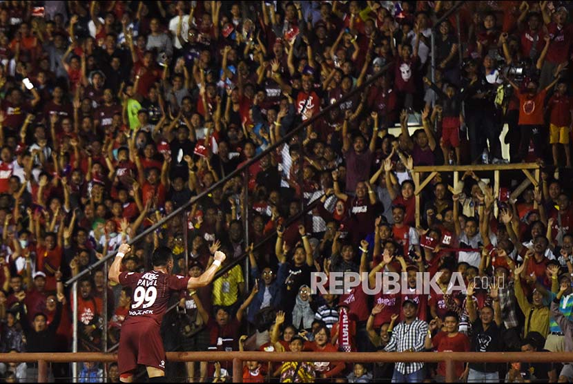 Striker PSM Makassar Pavel Purishkin merayakan gol usai memasukan bola ke gawang Semen Padang FC saat bertanding pada  Gojek  Traveloka Liga 1 di Stadion Andi Mattalatta, Makassar, Sulawesi Selatan, Senin (2/10).