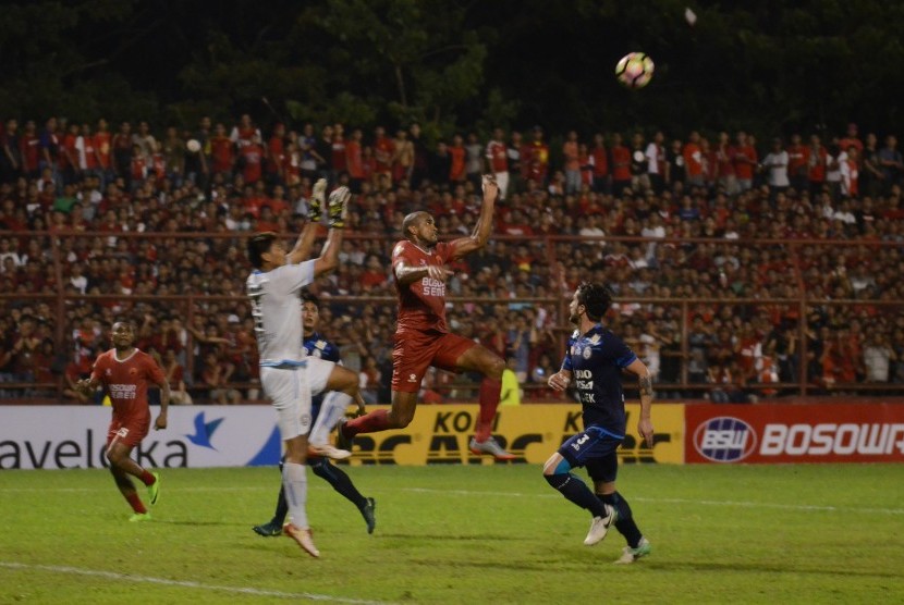 Striker PSM Makassar Reinaldo Elias Da Costa (kedua kanan) berebut bola dengan pejaga gawang Arema FC Kurnia Meiga Hermansyah (kedua kiri) pada laga Liga 1 di Stadion Andi Mattalatta, Makassar, Sulawesi Selatan, Rabu (10/5). 
