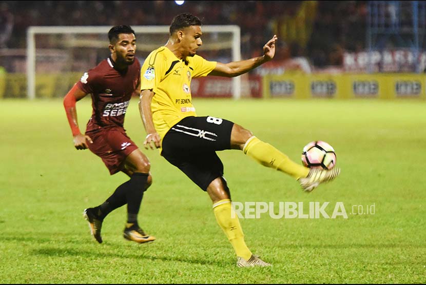 Striker PSM Makassar Zulham M Zamrun (kiri) berebut bola dengan bek Semen Padang FC Cassio Fransisco (kanan) saat bertanding pada  Gojek  Traveloka Liga 1 di Stadion Andi Mattalatta, Makassar, Sulawesi Selatan, Senin (2/10). 