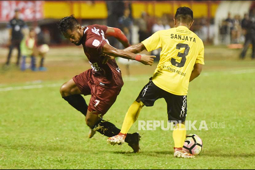 Striker PSM Makassar Zulham M Zamrun (kiri) berebut bola dengan bek Semen Padang FC Ibrahim Sanjaya (kanan) saat bertanding pada  Gojek  Traveloka Liga 1 di Stadion Andi Mattalatta, Makassar, Sulawesi Selatan, Senin (2/10). 