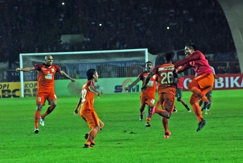 Striker Pusamania Borneo FC, Reinaldo Elias (kiri) bersama rekan setim merayakan kemenangan atas Persib Bandung pada laga semifinal Piala Presiden 2017, Ahad (5/3). Reinaldo tengah diincar oleh PSM Makassar.