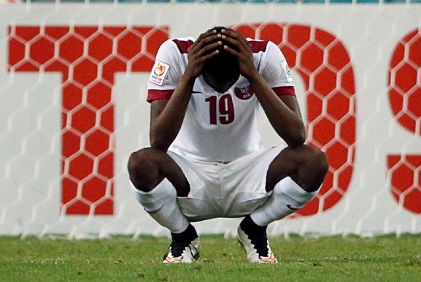 Striker Qatar Mohammed Muntari kecewa setelah gagal memaksimalkan peluang emas saat melawan Iran di laga Grup C Piala Asia 2015, Kamis (15/1). Qatar takluk 0-1 dan tersisih.
