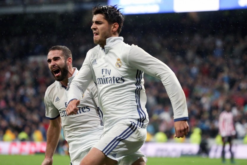 Striker Real Madrid, Alvaro Morata (kanan) merayakan gol ke gawang Athletic Bilbao bersama Dani Carvajal pada laga lanjutan La Liga di Santiago Bernabeu, Senin (24/10) dini hari WIB. Madrid menang tipis, 2-1.