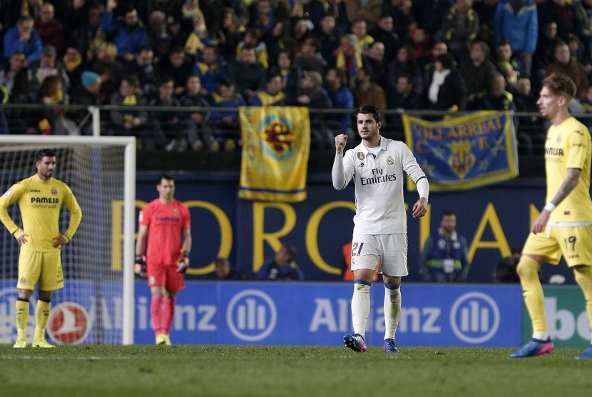 Striker Real Madrid, Alvaro Morata (tengah) merayakan golnya ke gawang Villarreal di el Madrigal, Ahad (6/2). Morata mencetak gol kemenangan Madrid pada laga ini. 