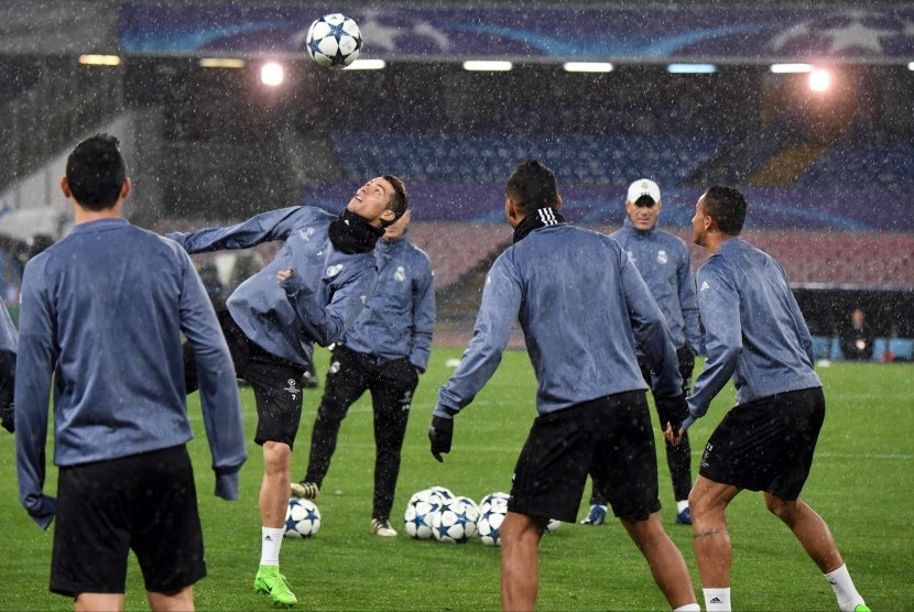  Striker Real Madrid, Cristiano Ronaldo (kedua kiri) bersama tim saat sesi latihan di San Paolo, Senin (6/3). Madrid akan melakoni leg kedua perdelapan final Liga Champions lawan Napoli malam nanti.