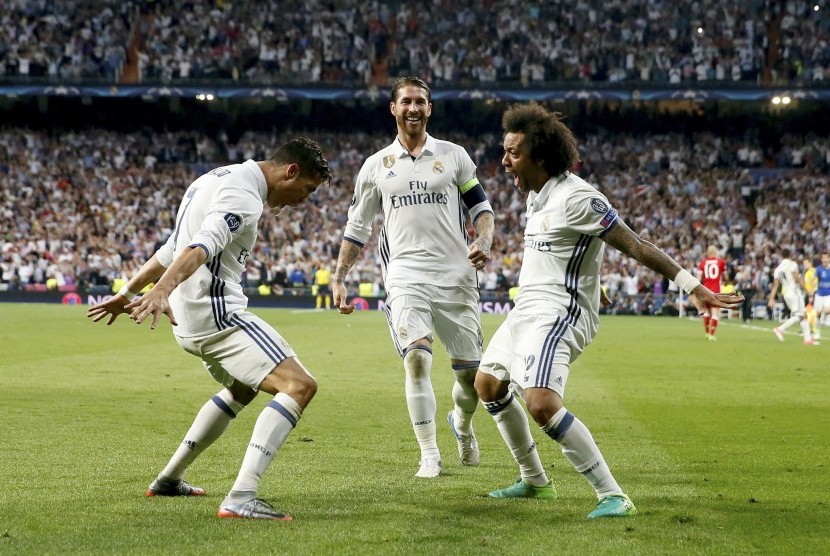 Striker Real Madrid, Cristiano Ronaldo (kiri) merayakan golnya ke gawang Bayern Muenchen pada leg kedua perempat final Liga Champions, di Santiago Bernabeu, Rabu (19/4) dini hari WIB. Madrid menang 4-2.