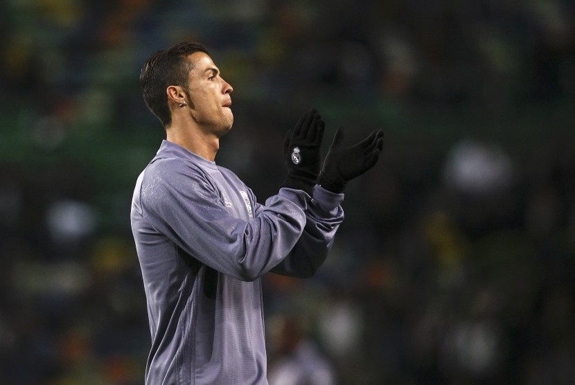 Striker Real Madrid, Cristiano Ronaldo memberikan aplaus kepada fan jelang laga Liga Champions lawan Sporting Lisbon, di stadion Jose Alvalade, Rabu (23/11) dini hari WIB. Madrid menang 2-1.