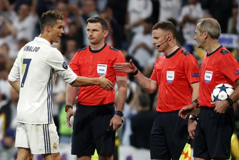  Striker Real Madrid Cristiano Ronaldo menyalami wasit seusai laga lawan Atletico Madrid pada leg pertama semifinal Liga Champions di Santiago Bernabeu, Rabu (3/5) dini hari WIB. Madrid menang 3-0.