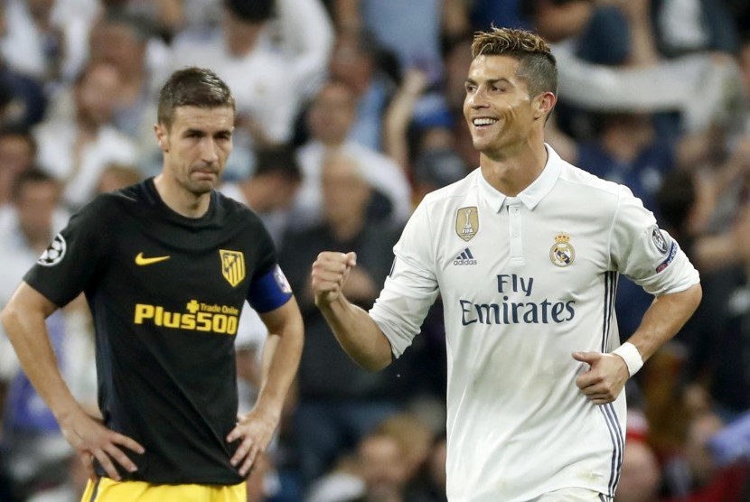 Striker Real Madrid, Cristiano Ronaldo merayakan gol ke gawang Atletico Madrid pada laga leg pertama semifinal Liga Champions, di Santiago Bernabeu, Rabu (3/5) dini hari WIB. Madrid menang 3-0.