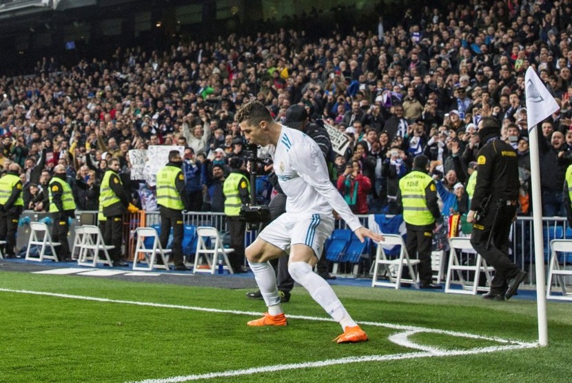 Striker Real Madrid, Cristiano Ronaldo merayakan gol ke gawang Girona pada laga La Liga di Santiago Bernabeu, Senin (19/3) dini hari WIB.