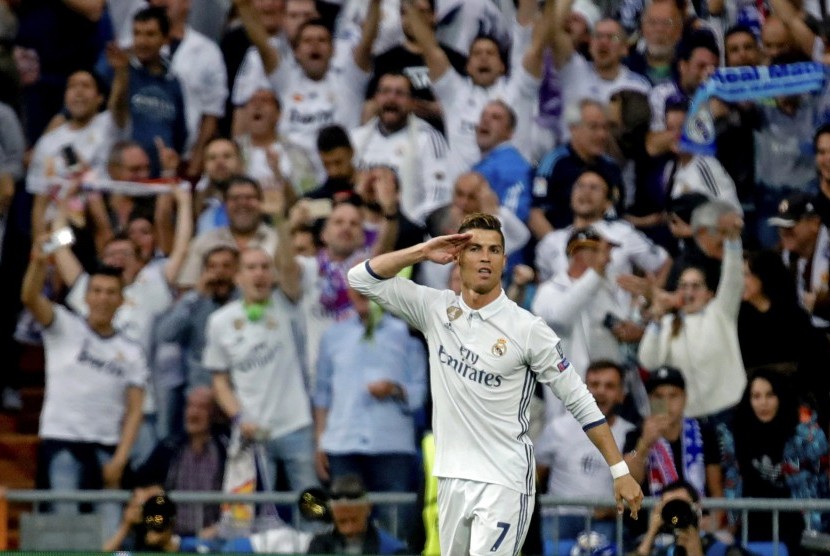 Striker Real Madrid Cristiano Ronaldo merayakan gol pertamanya ke gawang Atletico Madrid pada leg pertama semifinal Liga Champions di Santiago Bernabeu, Rabu (3/5) dini hari WIB. Madrid menang 3-0.