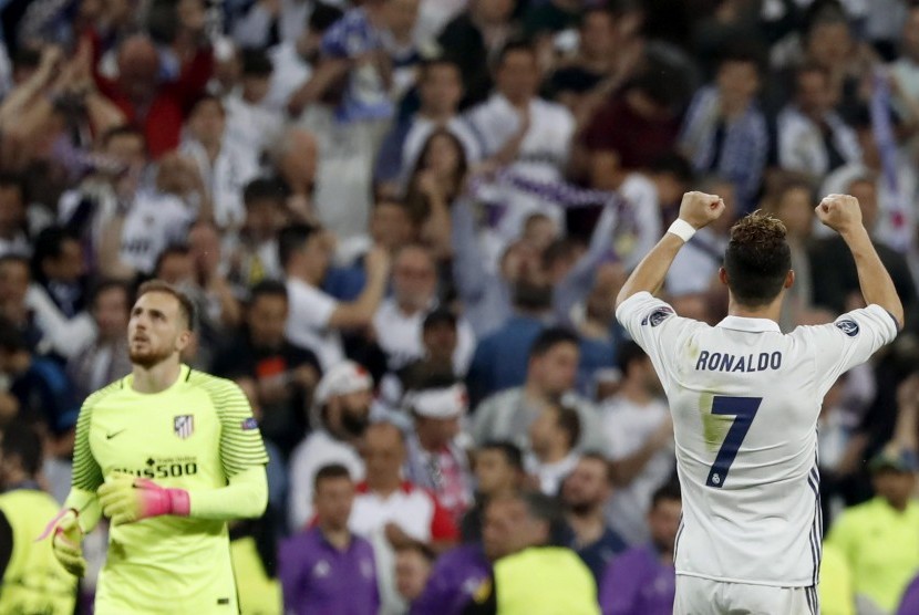 Striker Real Madrid Cristiano Ronaldo merayakan kemenangan timnya atas Atletico Madrid pada leg pertama semifinal Liga Champions di Santiago Bernabeu, Rabu (3/5) dini hari WIB. Madrid menang 3-0.