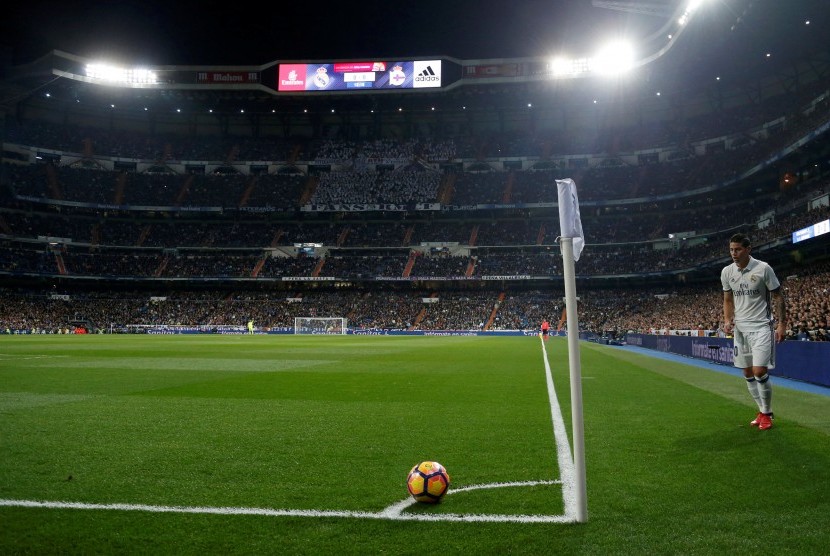 Striker Real Madrid, James Rodriguez mengambil sepak pojok pada laga La Liga lawan Deportivo La Coruna di Santiago Bernabeu, Ahad (11/12) dini hari WIB. Madrid menang 3-2.