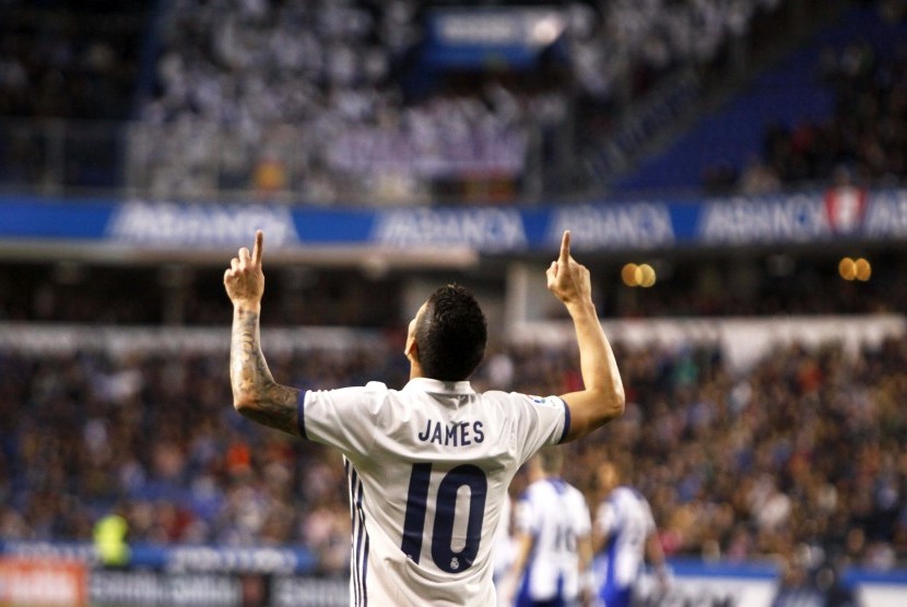 Striker Real Madrid, James Rodriguez merayakan gol ke gawang Deportivo La Coruna pada La Liga di stadion Riazor, Kamis (27/4) dini hari WIB. Madrid menang telak, 6-2.