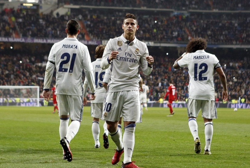 Striker Real Madrid, James Rodriguez merayakan gol keduanya ke gawang Sevilla pada babak 16 besar Copa del Rey di Santiago Bernabeu, Kamis (5/1) dini hari WIB. Madrid menang 3-0.