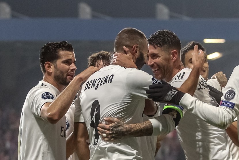 Striker Real Madrid, Karim Benzema (dua kiri), merayakan gol bersama rekan setimnya saat menghadapi Viktoria Plzen di laga Grup G Liga Champions di Plzen, Ceska, Rabu (7/11). 