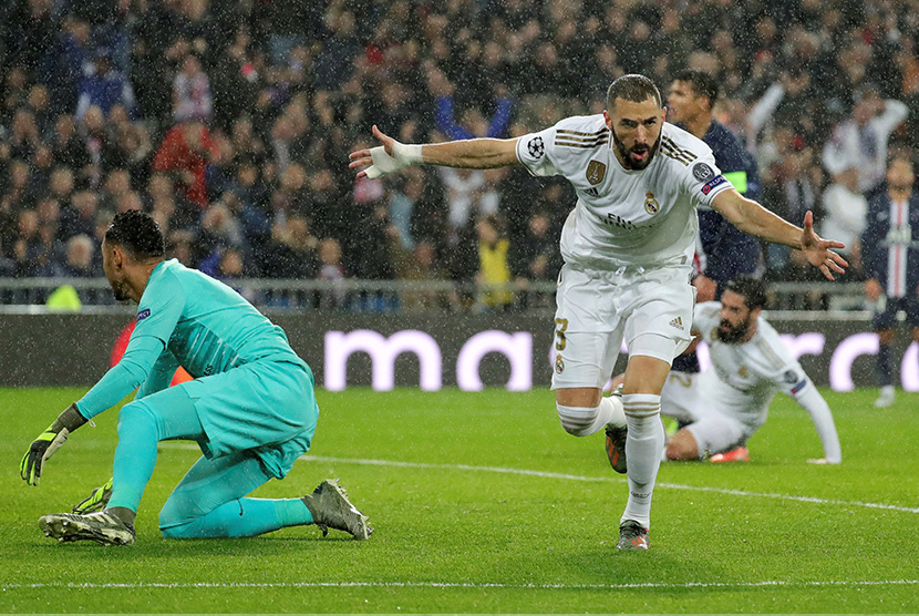 Striker Real Madrid Karim Benzema merayakan gol ke gawang PSG di Santiago Bernabue, Rabu (27/11).