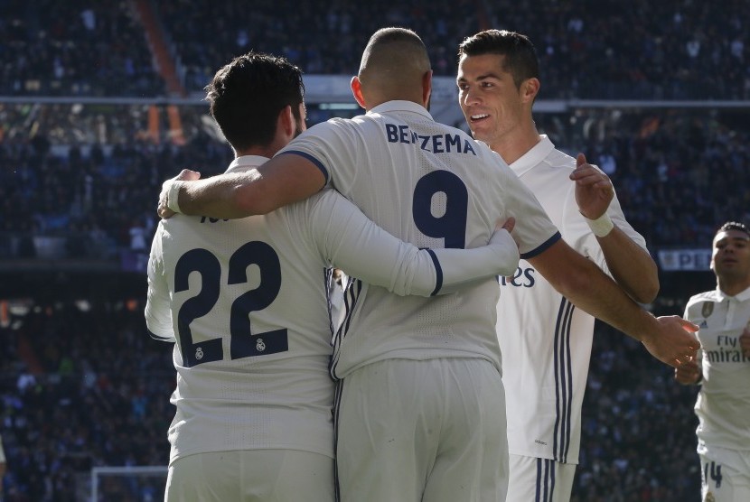 Striker Real Madrid, Karim Benzema (tengah) dalam suatu laga La Liga di Santiago Bernabeu, 7 Januari 2017.