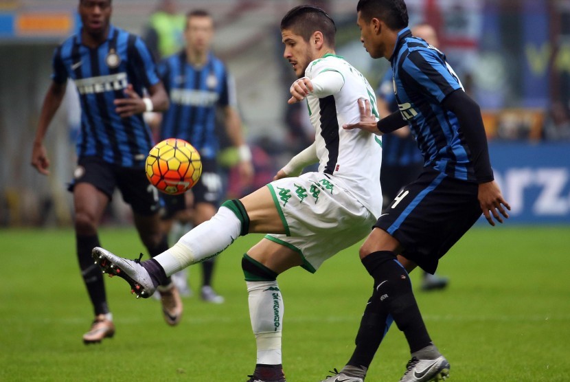 Striker Sassuolo, Diego Falcinelli (dua kiri), dijaga ketat defender Inter Milan, Jeison Murillo, dalam laga Serie A Italia di Stadion Giuseppe Meazza, Milan, Ahad (10/1). 