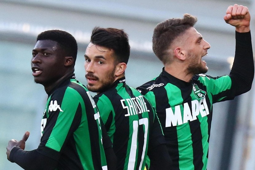 Striker Sassuolo, Domenico Berardi (kanan) merayakan golnya ke gawang Empoli pada laga Serie A, Februari lalu. Berardi kini menjadi incaran Inter dan Juventus.