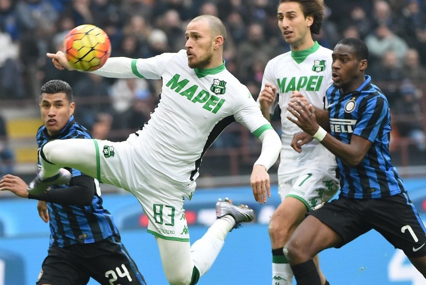 Striker Sassuolos, Antonio Florio Flores (dua kiri), berebut bola dengan pemain Inter Milan dalam laga Serie A Italia di Giuseppe Meazza, Milan, Ahad (10/1). 