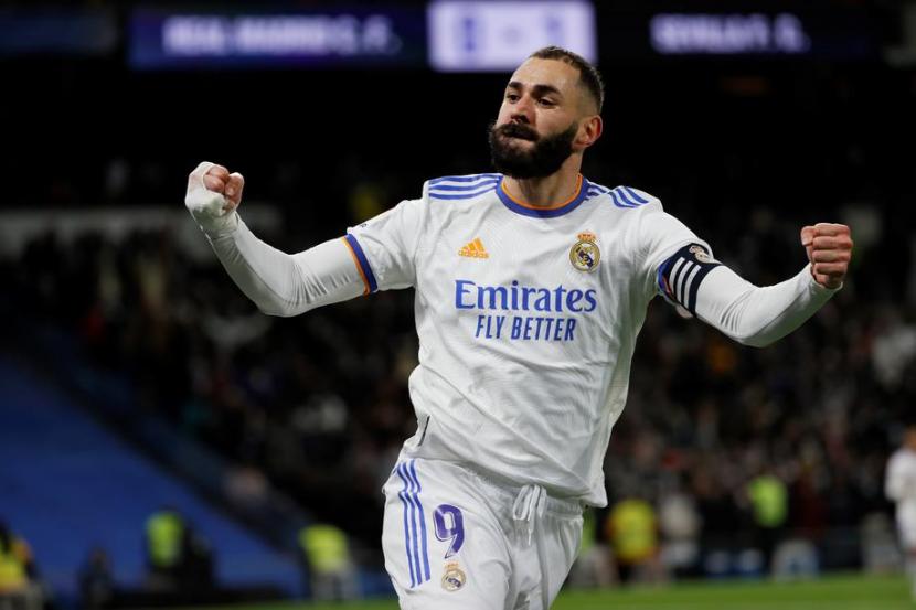 Striker sekaligus kapten Real Madrid, Karim Benzema merayakan gol ke gawang Sevilla pada laga lanjutan La Liga, di Santiago Bernabeu, Senin (29/11) dini hari WIB. Madrid menang 2-1.