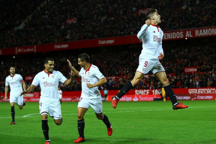 Striker Sevilla, Luciano Vietto (kanan) merayakan golnya ke gawang Malaga pada laga La Liga di stadion Ramon Sanchez Pizjuan, Ahad (18/12) dini hari WIB. Sevilla menang 4-1.