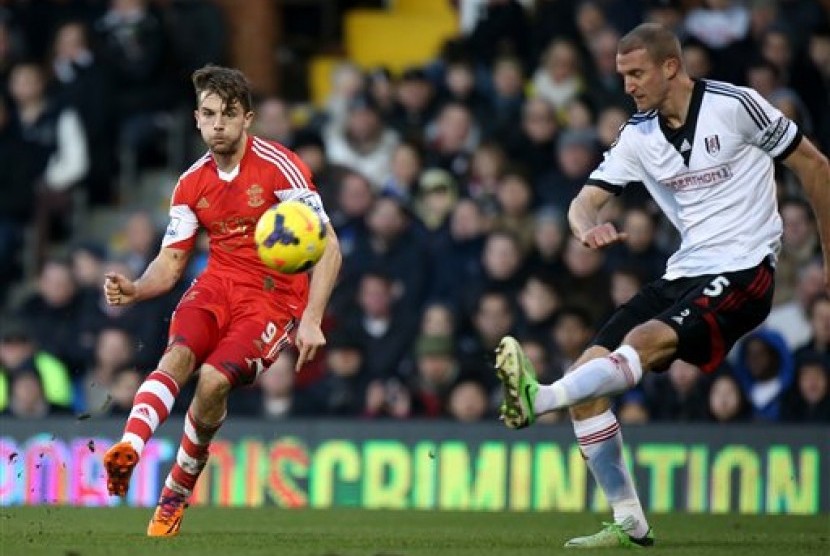 Striker Southampton, Jay Rodriguez, saat membobol gawang Fulham pada ajang Liga Primer Inggris.
