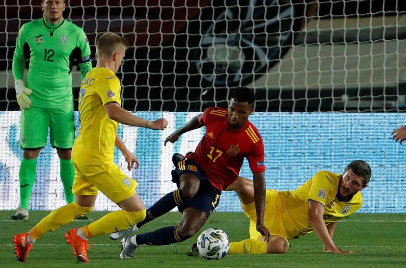 Striker Spanyol Ansu Fati (kedua kanan) beraksi saat menghadapi Ukraina di UEFA Nations League.