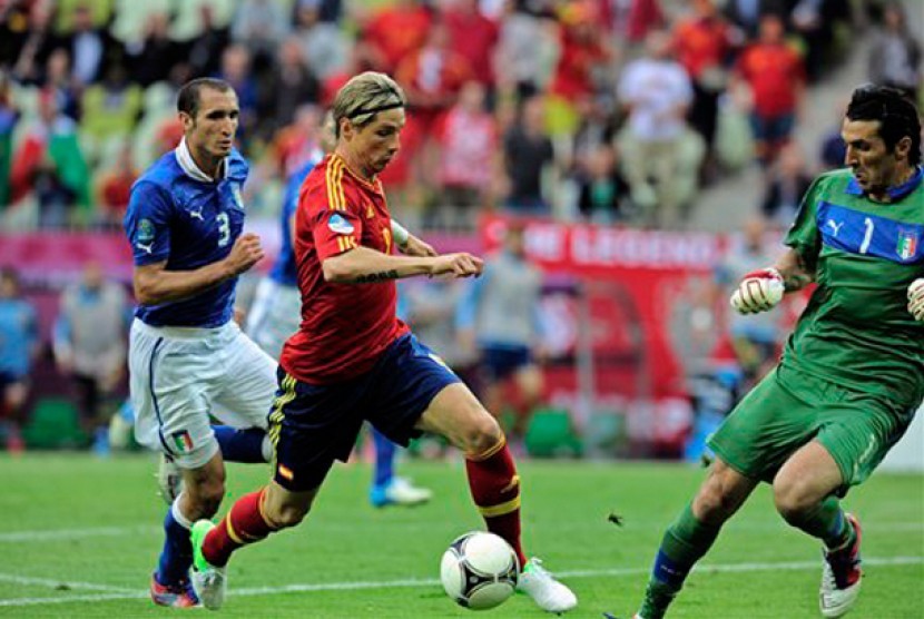 Striker Spanyol Fernando Torres saat menggiring bola ke jantung pertahanan Italia, pada pertandingan laga pertama Grup C Piala Eropa, berlangsung di Gdansk, Poland, Ahad (10/6). 