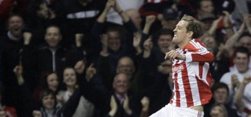 Striker Stoke City, Peter Crouch, meluapkan emosi kegembiraannya usai membobol gawang Manchester City di laga Liga Primer Inggris di Stadium Britannia, Stoke, Sabtu (24/3).