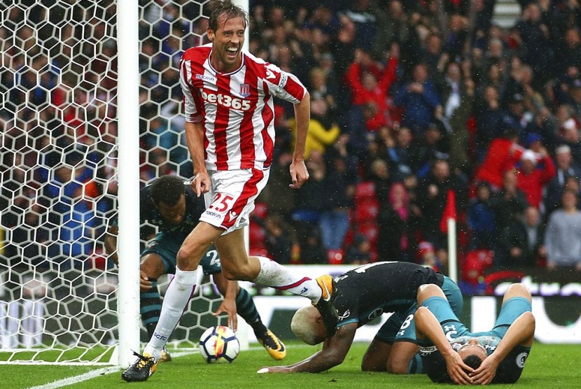 Striker Stoke City, Peter Crouch merayakan gol kemenangan timnya pada laga Liga Primer Inggris lawan Southampton di Stadion Bet365, Sabtu (30/9). Stoke menang 2-1.