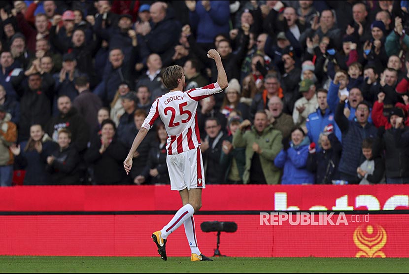 Striker Stoke City Peter Crouch merayakan golnya ke gawang Leicester City pada pertandingan Liga Primer Inggris  di bet365 Stadium, Stoke City