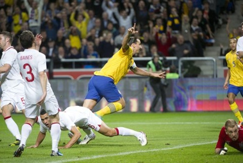 Striker Swedia, Zlatan Ibrahimovic, merayakan golnya ke gawang Inggris di Friends Arena, Swedia, Kamis (15/11) dini hari. Ibra mencetak empat gol (quat-trick) pada partai yang dimenangkan Swedia 4-2 tersebut.