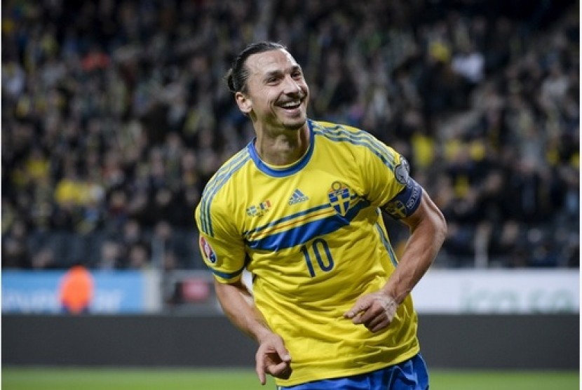 Striker Swedia Zlatan Ibrahiovic merayakan golnya ke gawang Moldova