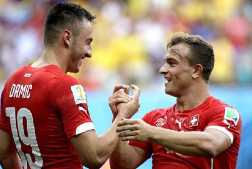 Striker Swiss Xherdan Shaqiri (kanan) merayakan gol dengan Josip Drmix