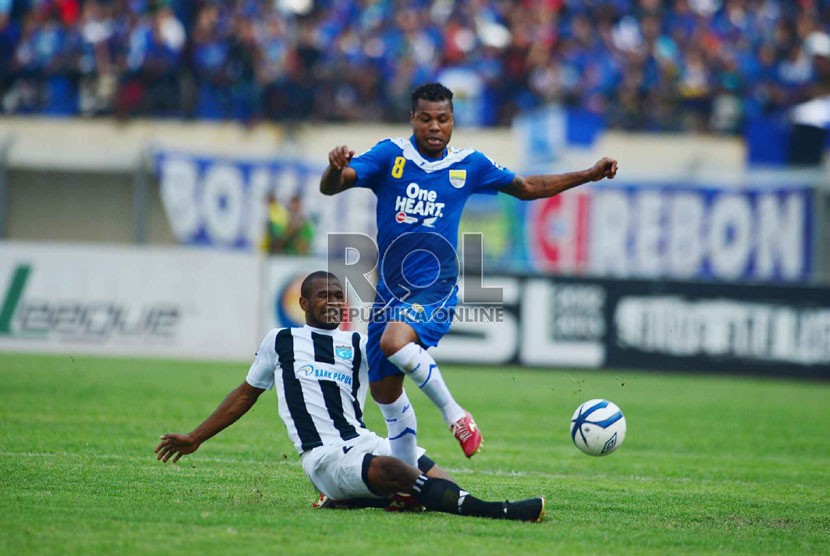  Striker Tim Persib Bandung, Hilton Moreira dijegal pemain Persidafon Dafonsoro pada pertandingan Liga Super Indonesia 2013 Putaran II di Stadion Si Jalak Harupat, Bandung, Selasa (20/8).  (Republika/Yogi Ardhi)