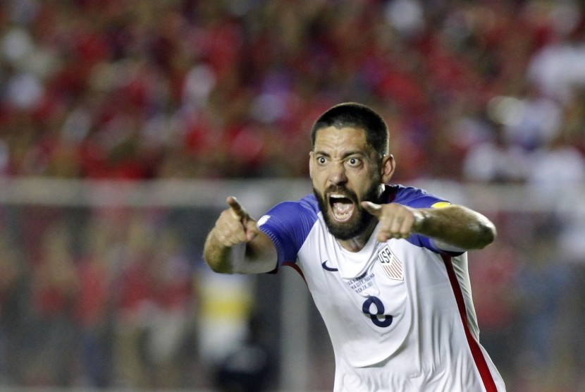 Striker timnas Amerika Serikat (AS), Clint Dempsey merayakan golnya ke gawang Panama pada laga kualifikasi Piala Dunia 2018 di stadion Rommel Fernández, Rabu (29/3). Laga berakhir imbang 1-1.