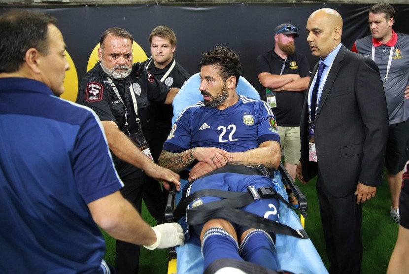 Striker timnas Argentina, Ezequiel Lavezzi saat cedera pada Copa America di Amerika Serikat, Juni 2016. Belakangan Lavezzi diisukan menggunakan narkoba.