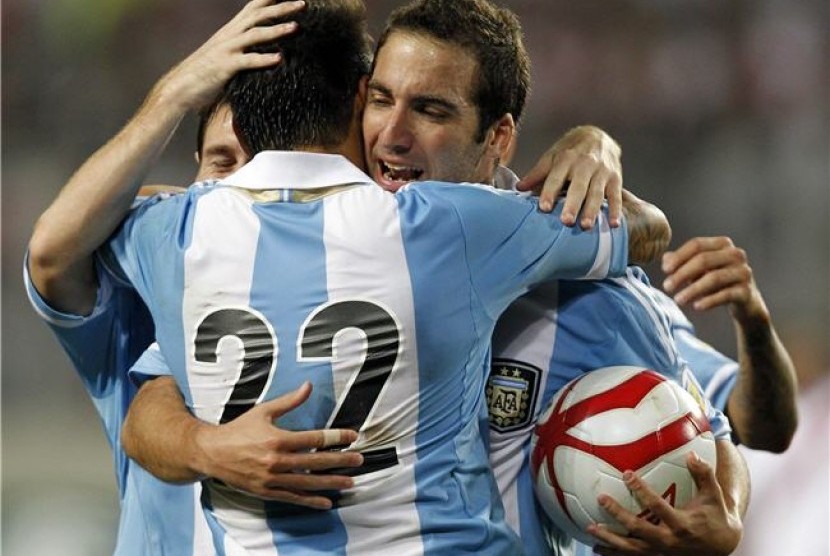 Striker timnas Argentina, Gonzalo Higuain (kanan), merayakan golnya bersama rekan setim Ezequiel Lavezzi (22) dan Lionel Messi saat menghadapi Peru di kualifikasi Piala Dunia 2014 di Lima, Peru, pada 11 September. 