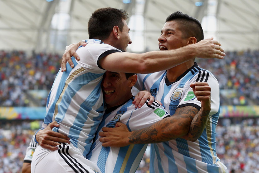 Striker Timnas Argentina, Lionel Messi (kiri), melakukan selebrasi bersama rekan setimnya usai menjebol gawang Nigeria di laga terakhir Grup F Piala Dunia 2014 di Arena Beira Rio, Porto Alegre, Rabu (25/6). 