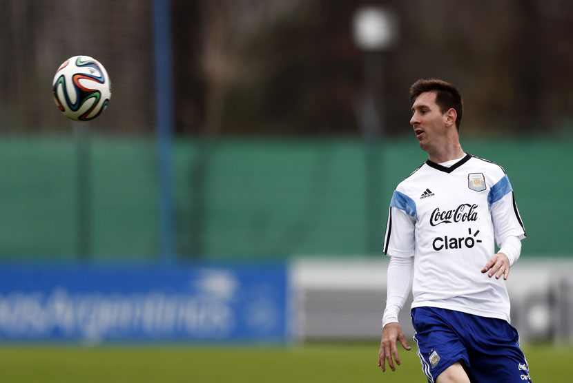 Striker Timnas Argentina, Lionel Messi, mengamati bola saat sesi latihan di pusat pelatihan timnas di Buenos Aires, Argentina, Sabtu (31/5). 